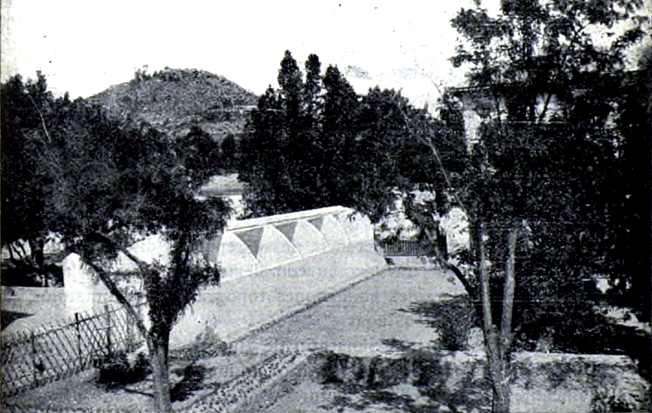 Desde el verano de 1937 El Balneario de Busot fue dirigido por al arquitecto alicantino Emilio Herrero Serra, que había sido delegado por los Técnicos de Construcción-CNT de Alicante al Congreso regional de julio de ese año.