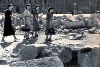 vista retaguardia_ mujeres al trabajo por calle cortes_BCN_enero 1939
