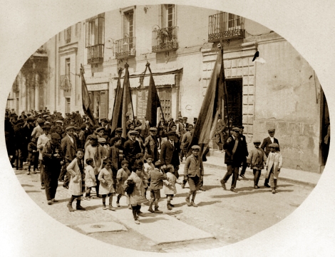 Familia socialista_Niños cabecera manifestación 1º de Mayo