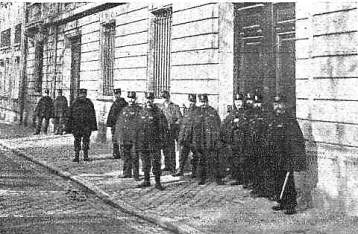 Manifestacion Pro Ferrer_París 13-10-1909_Puerta embajada española